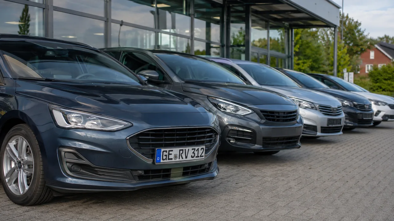 Gebrauchtwagenpreise 2026 – Reihe gebrauchter Autos auf einem Händler-Vorplatz