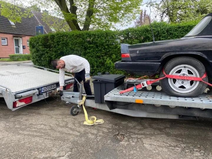 Auto-Abholung im Rhein-Erft-Kreis – Fahrzeug wird auf dem Anhänger verzurrt