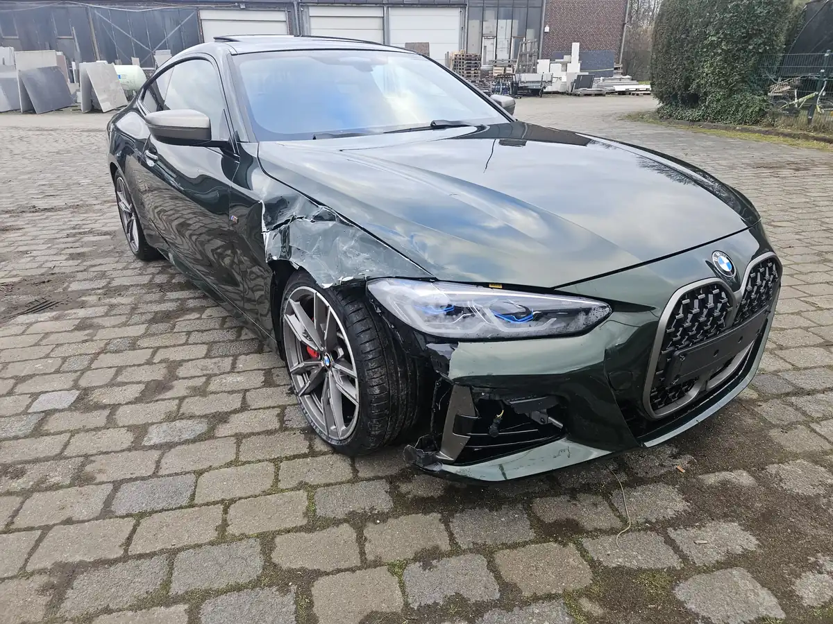 BMW M440i mit Frontschaden – junger Unfallwagen zwischen Reparatur und wirtschaftlichem Totalschaden