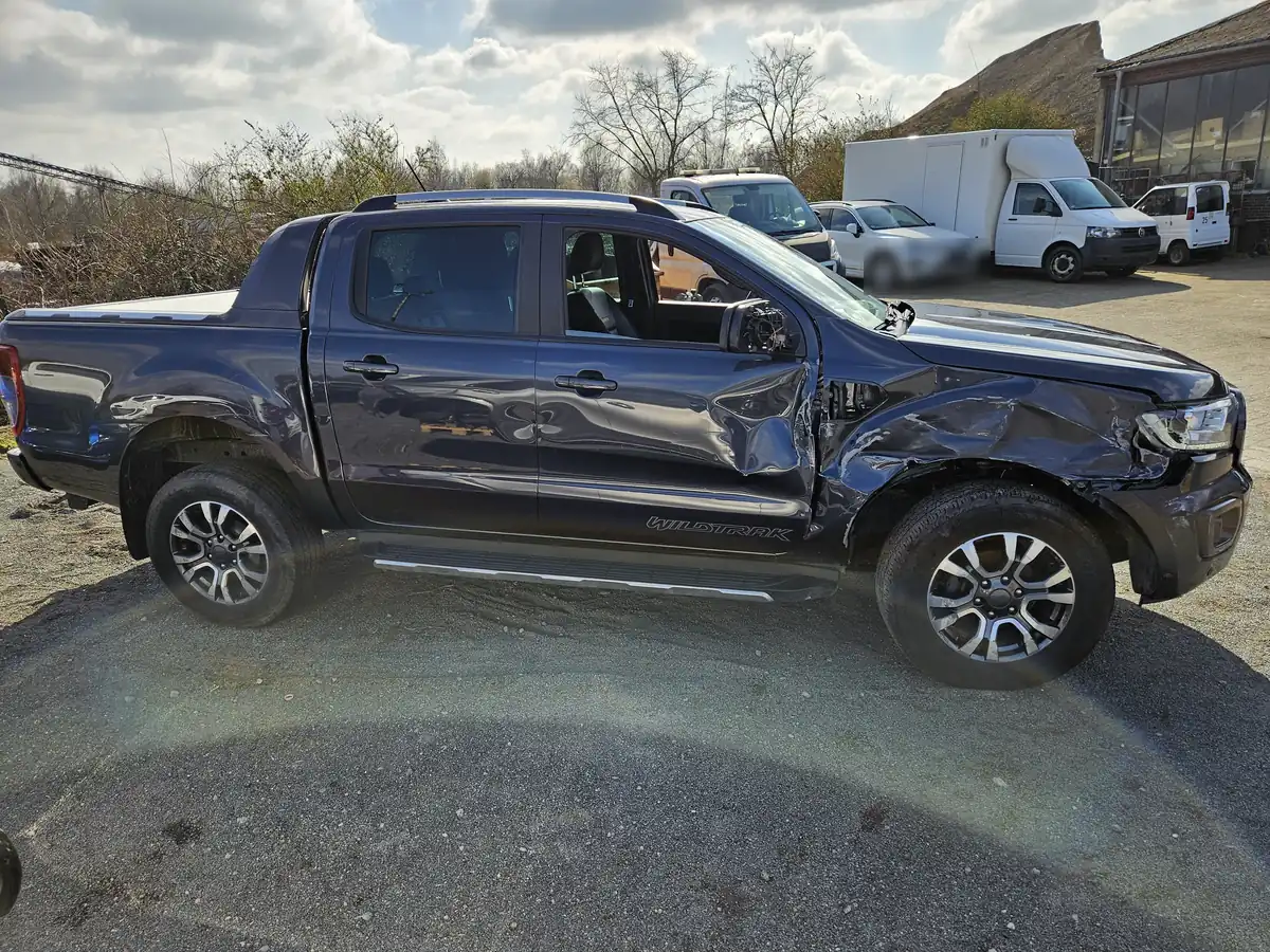 Ford Ranger Wildtrak mit Unfallschaden an Seite und Front – Restwert trotz großem Schaden