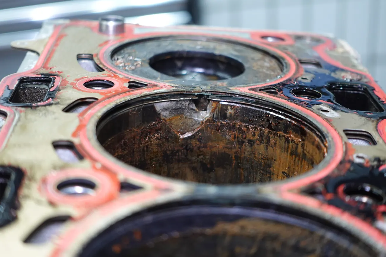 Motorblock mit beschädigtem Zylinder
