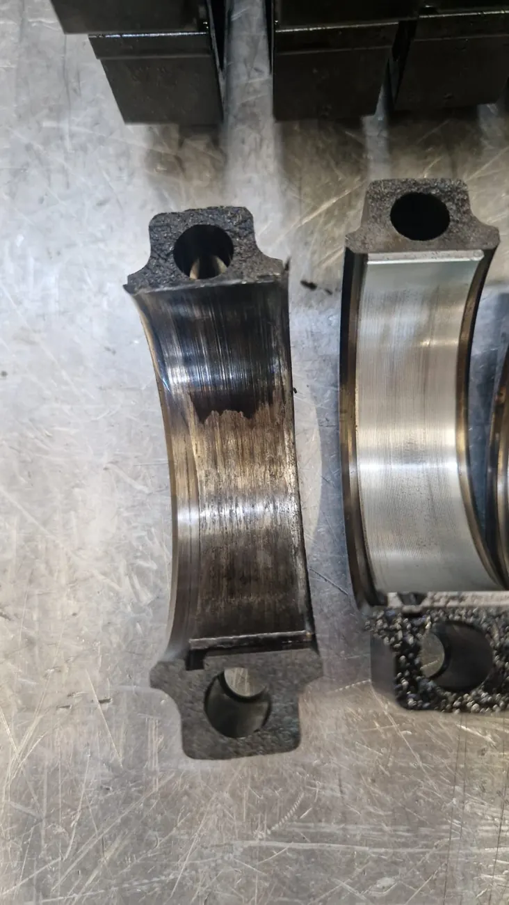 Zerstörte Pleuellagerschalen aus einem BMW 540d (B57D30)