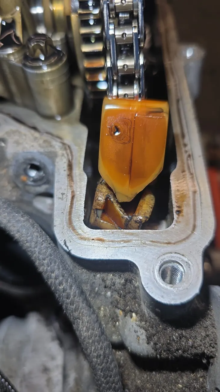 Gebrochene Steuerketten-Gleitschiene aus einem BMW N47 Diesel (318d)