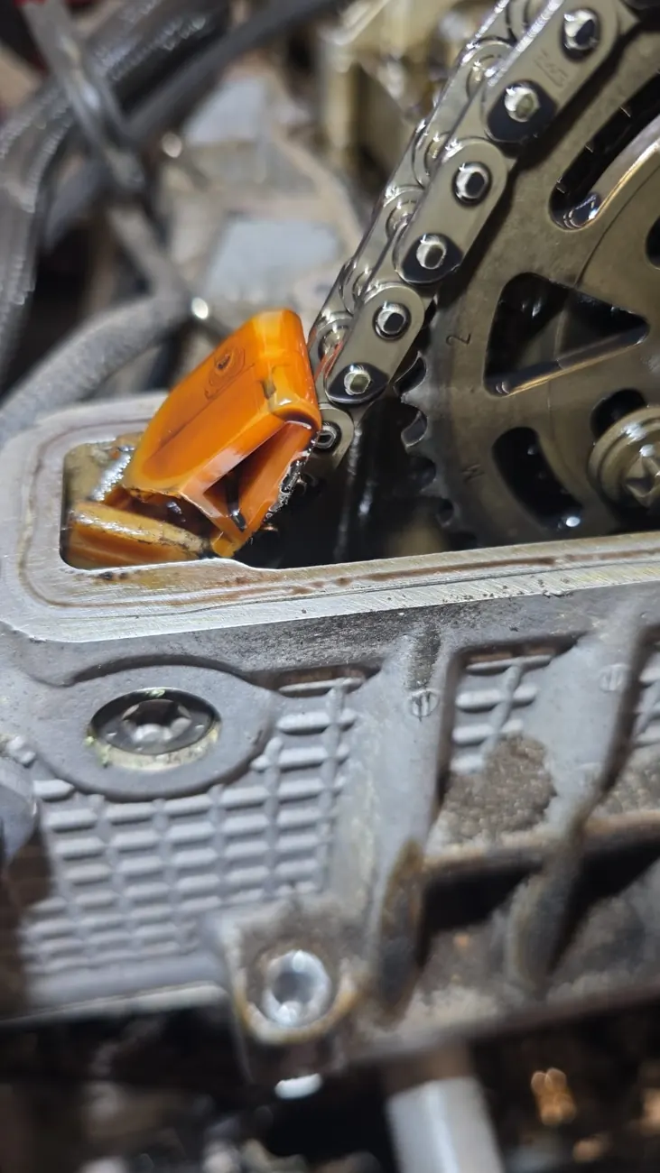 Steuerkette mit gebrochener Führungsschiene an einem BMW Dieselmotor