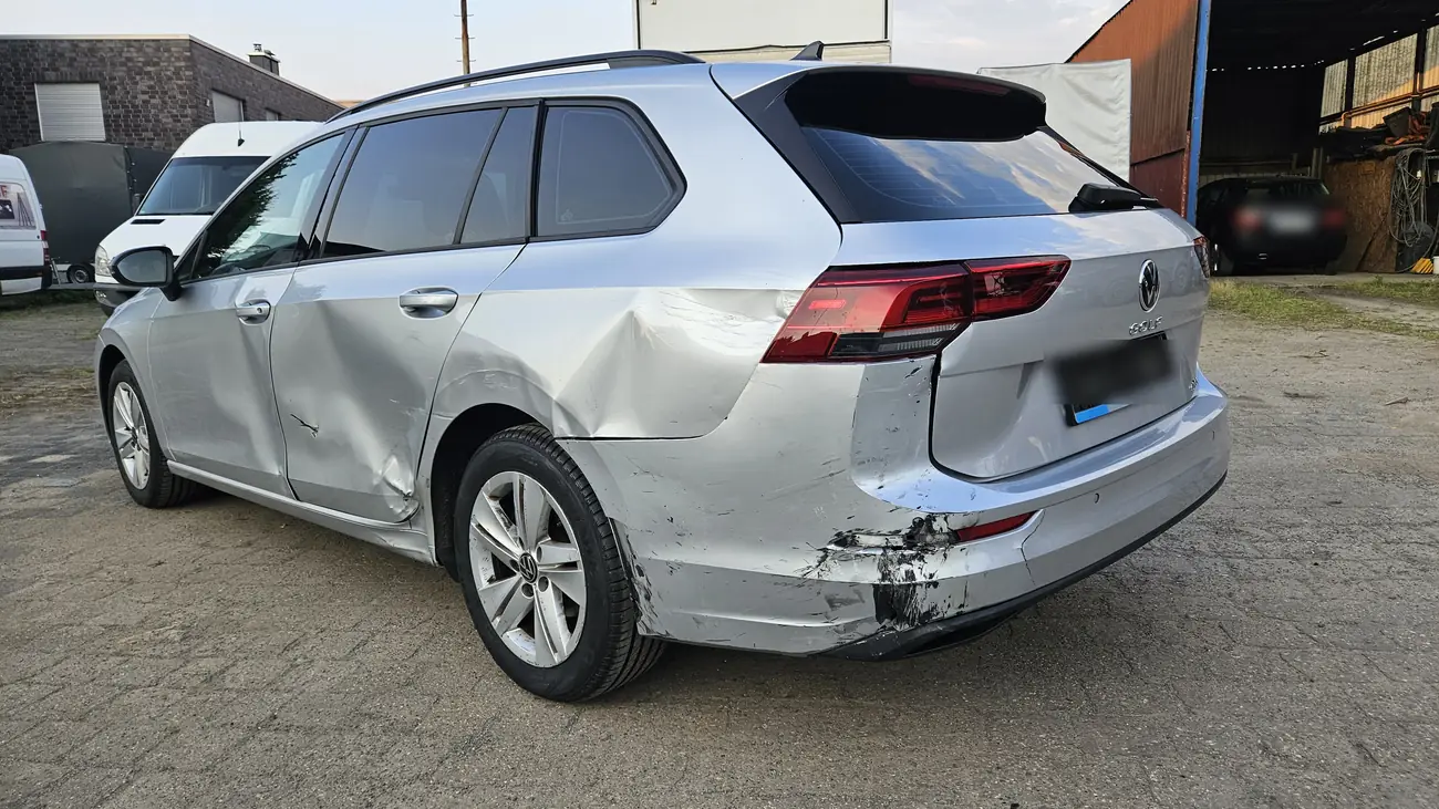 Totalschaden verkaufen: VW Golf 8 Variant mit Seiten- und Heckschaden