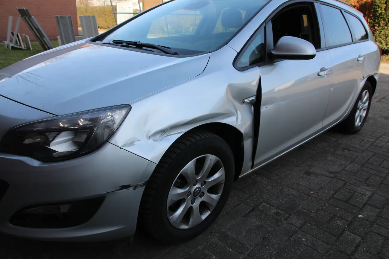 Unfall-Opel verkaufen: Opel Astra Sports Tourer mit Schaden an Kotflügel und Tür