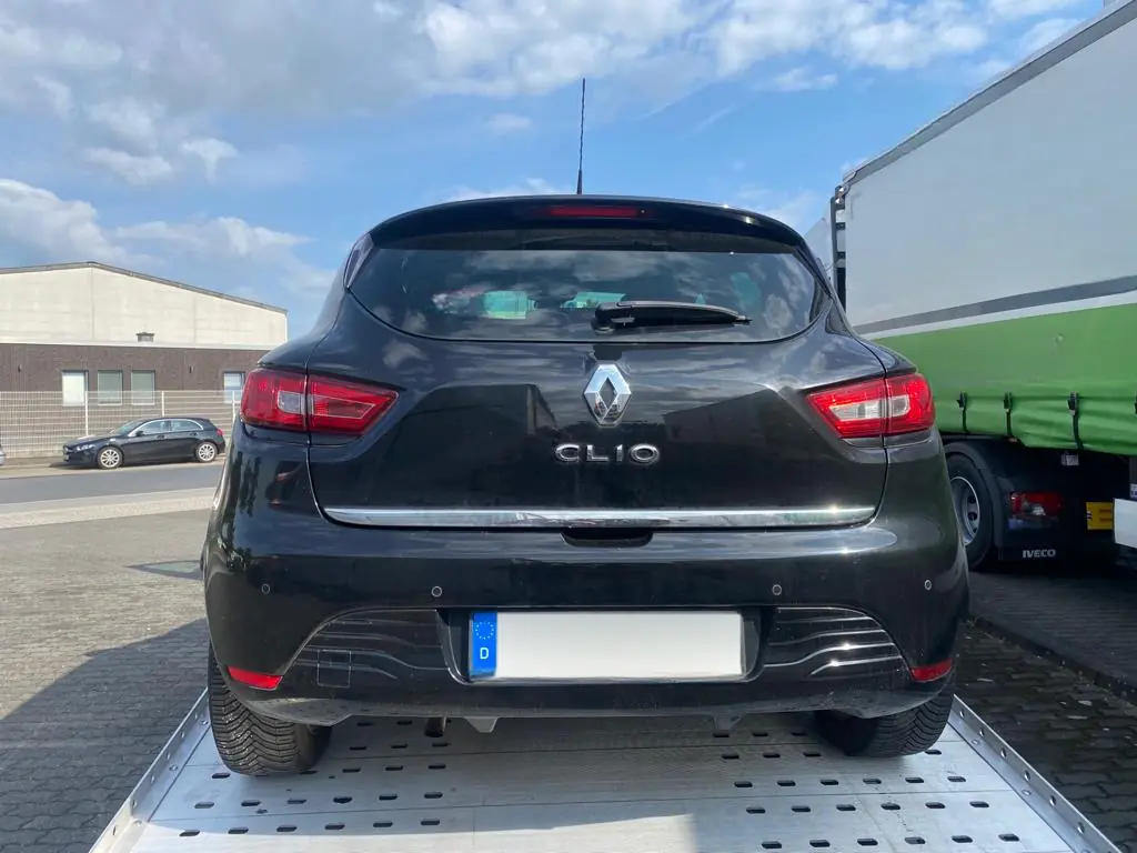 Renault Clio auf dem Abschleppwagen, Ansicht von hinten