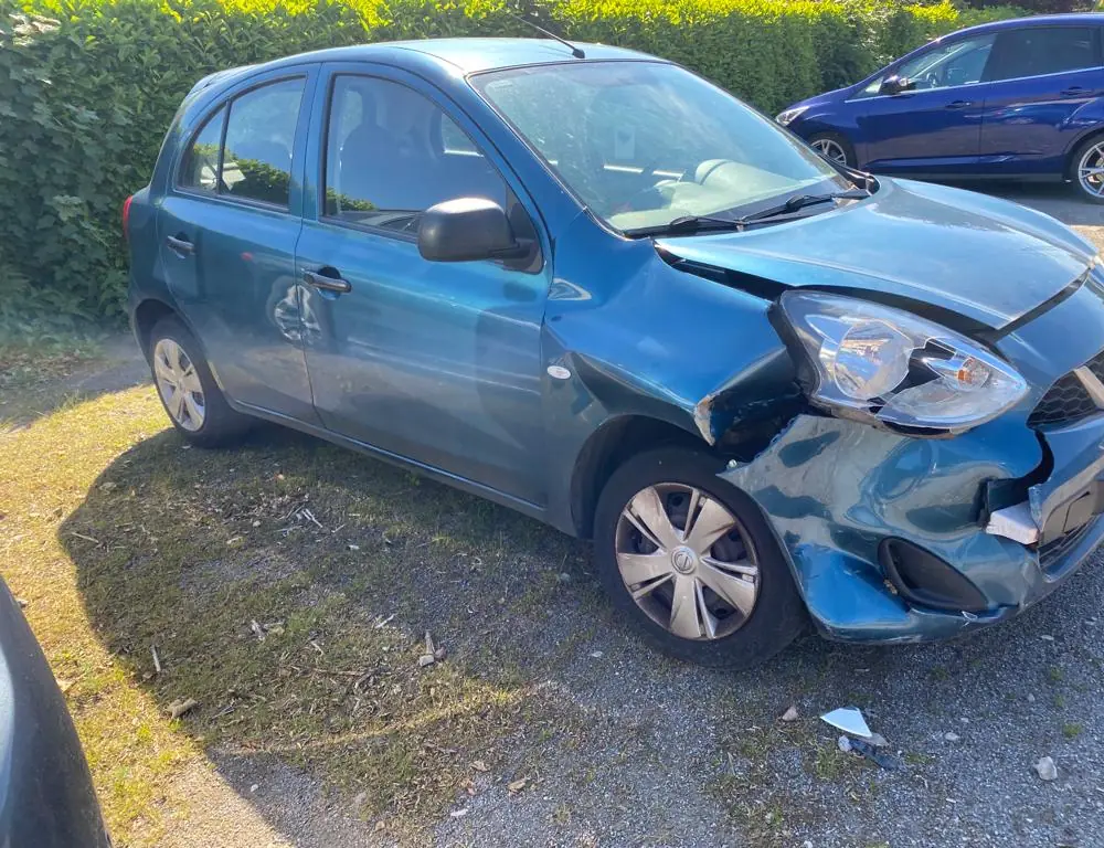 Nissan Micra mit Frontschaden vorne rechts
