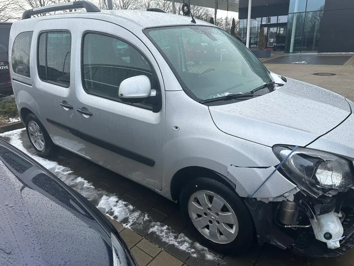 Mercedes Citan mit Frontschaden vorne rechts
