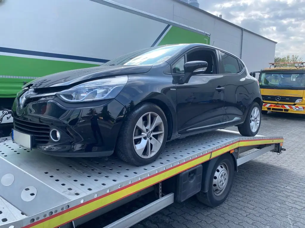 Renault Clio mit Unfallschaden auf dem Abschleppwagen
