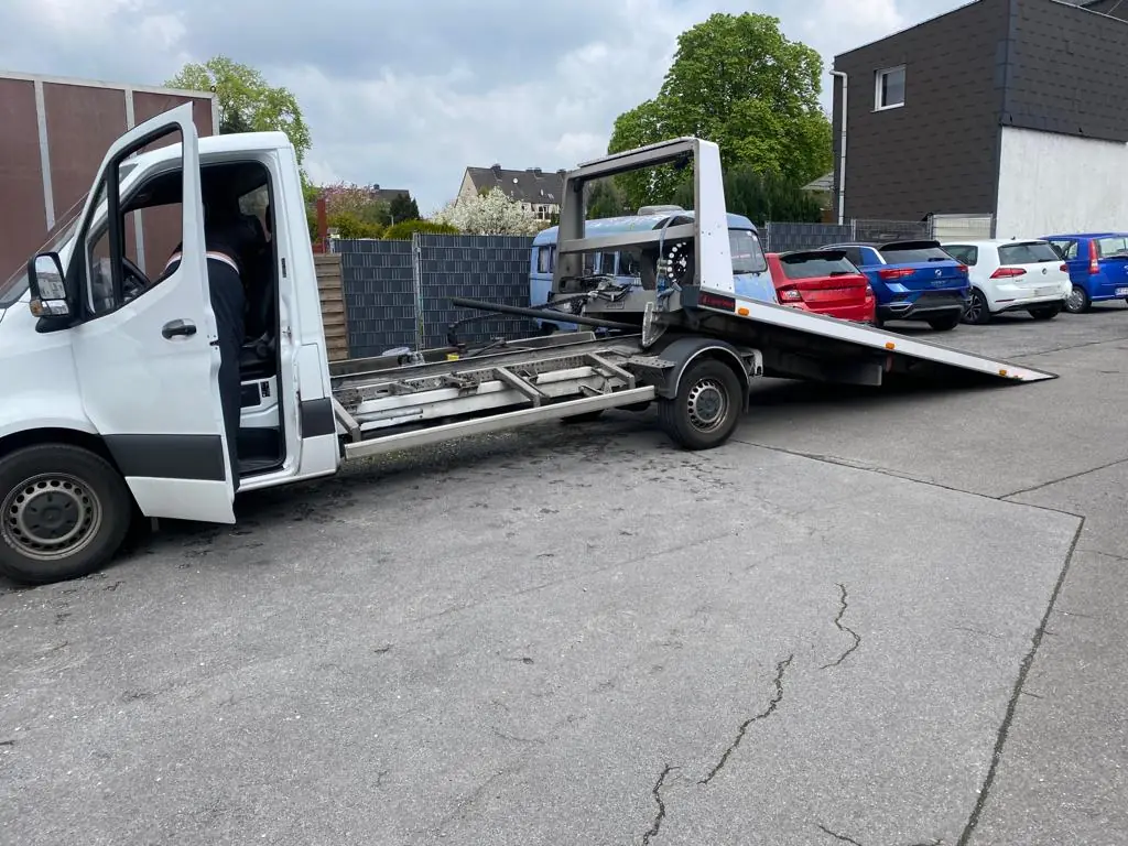 Abschleppwagen mit abgesenkter Ladefläche