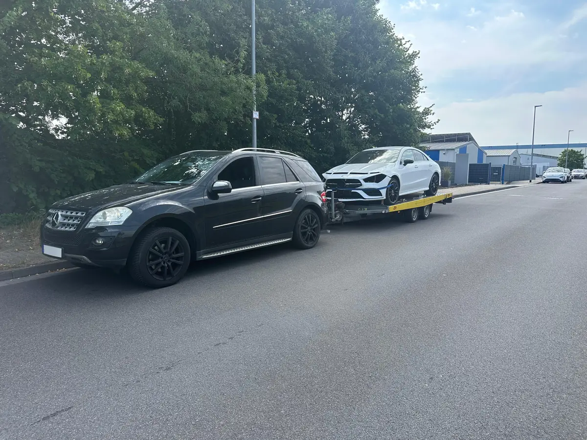 Mercedes ML mit Autoanhänger bei der Abholung eines angekauften Autos