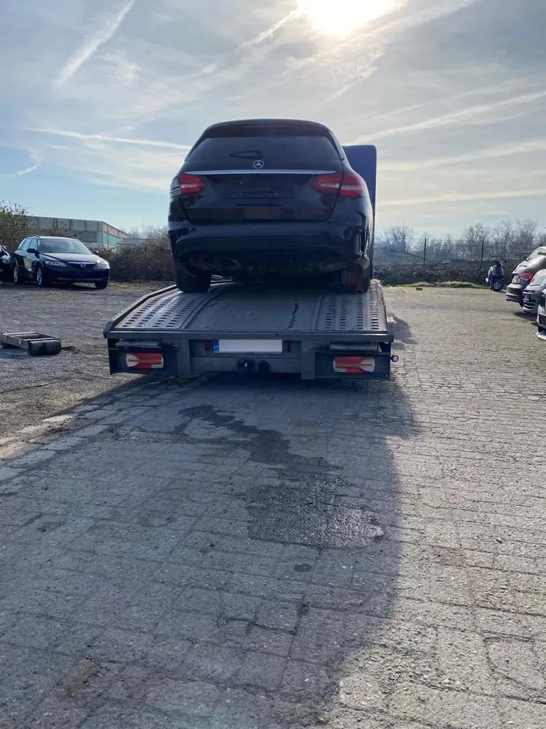 Angekauftes Auto auf dem Autoanhänger, Ansicht von hinten