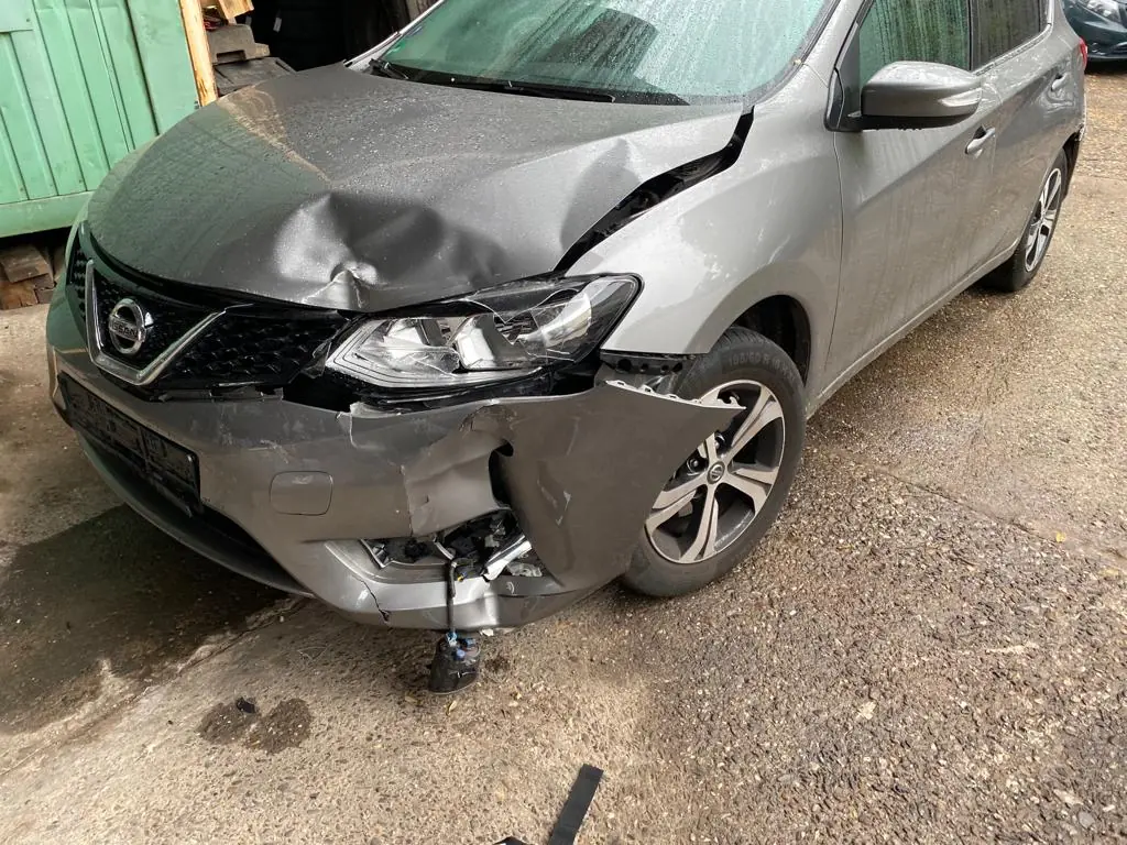 Nissan Pulsar mit Frontschaden vorne rechts