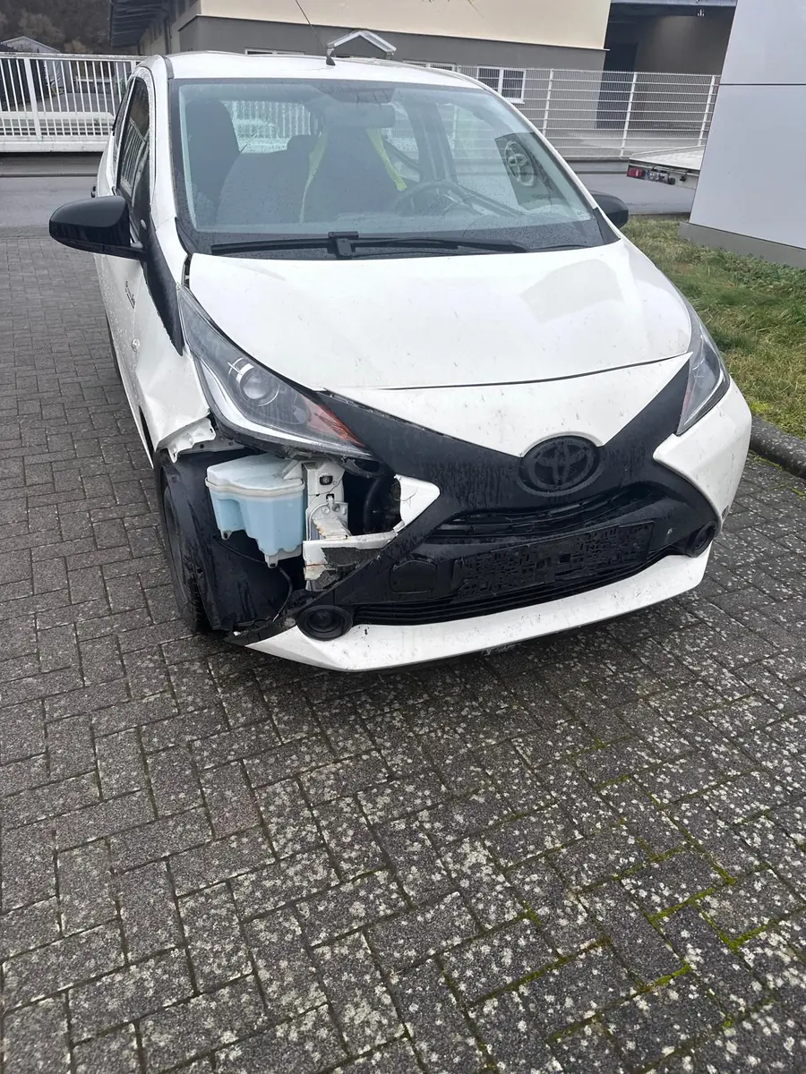 Toyota Aygo mit Frontschaden