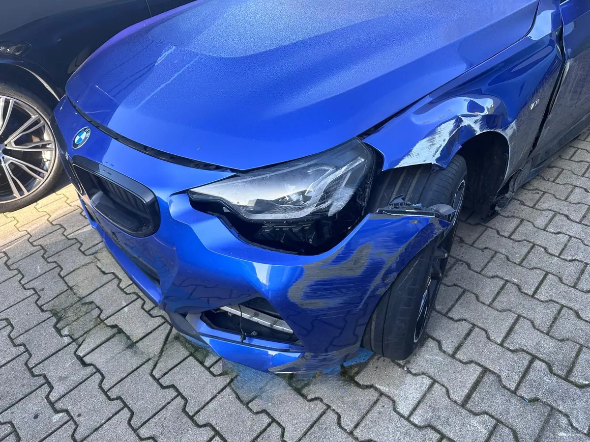 BMW 2er mit Frontschaden an Stoßstange, Scheinwerfer und Kotflügel
