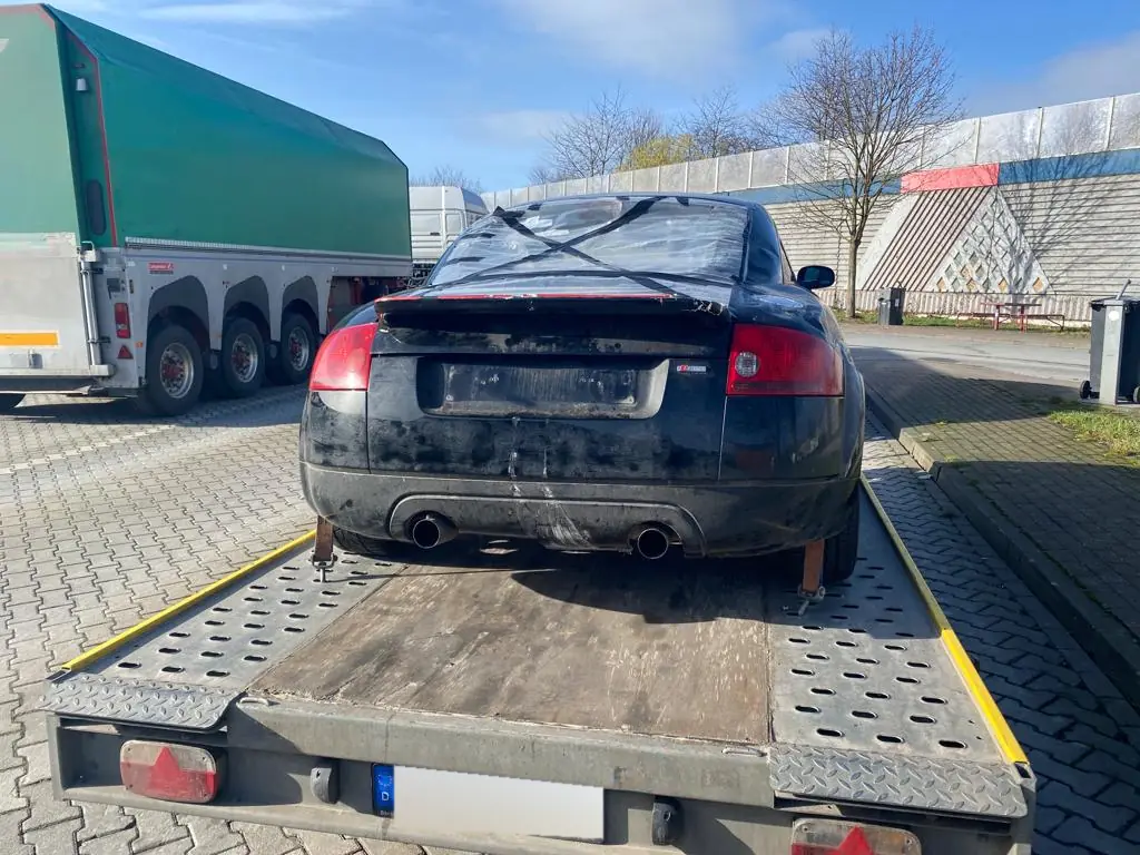 Audi TT, mit Spanngurten auf dem Abschleppwagen gesichert