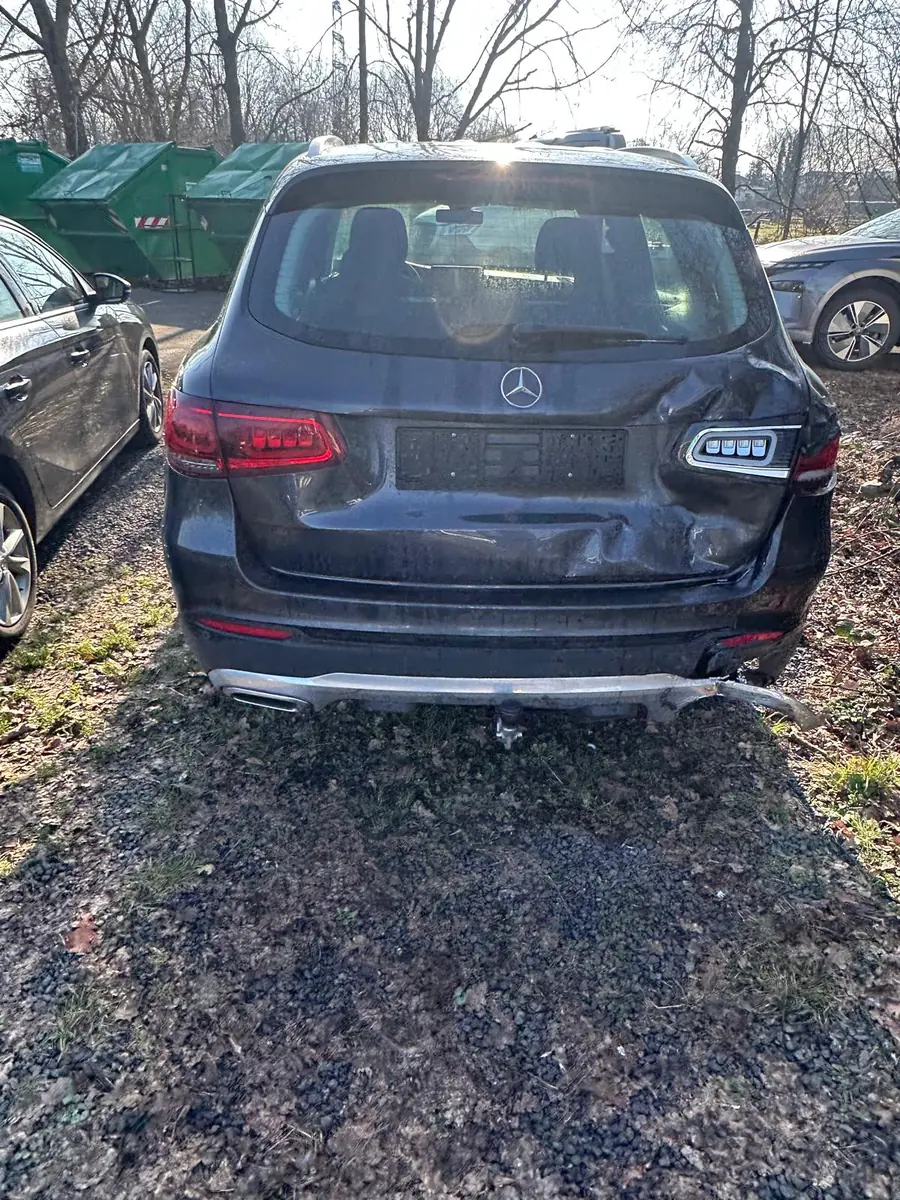 Mercedes GLC mit Heckschaden
