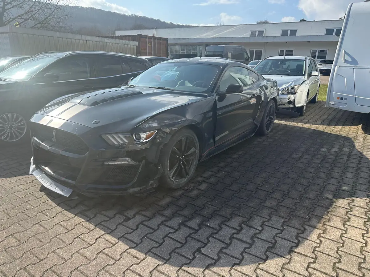 Ford Mustang mit Frontschaden
