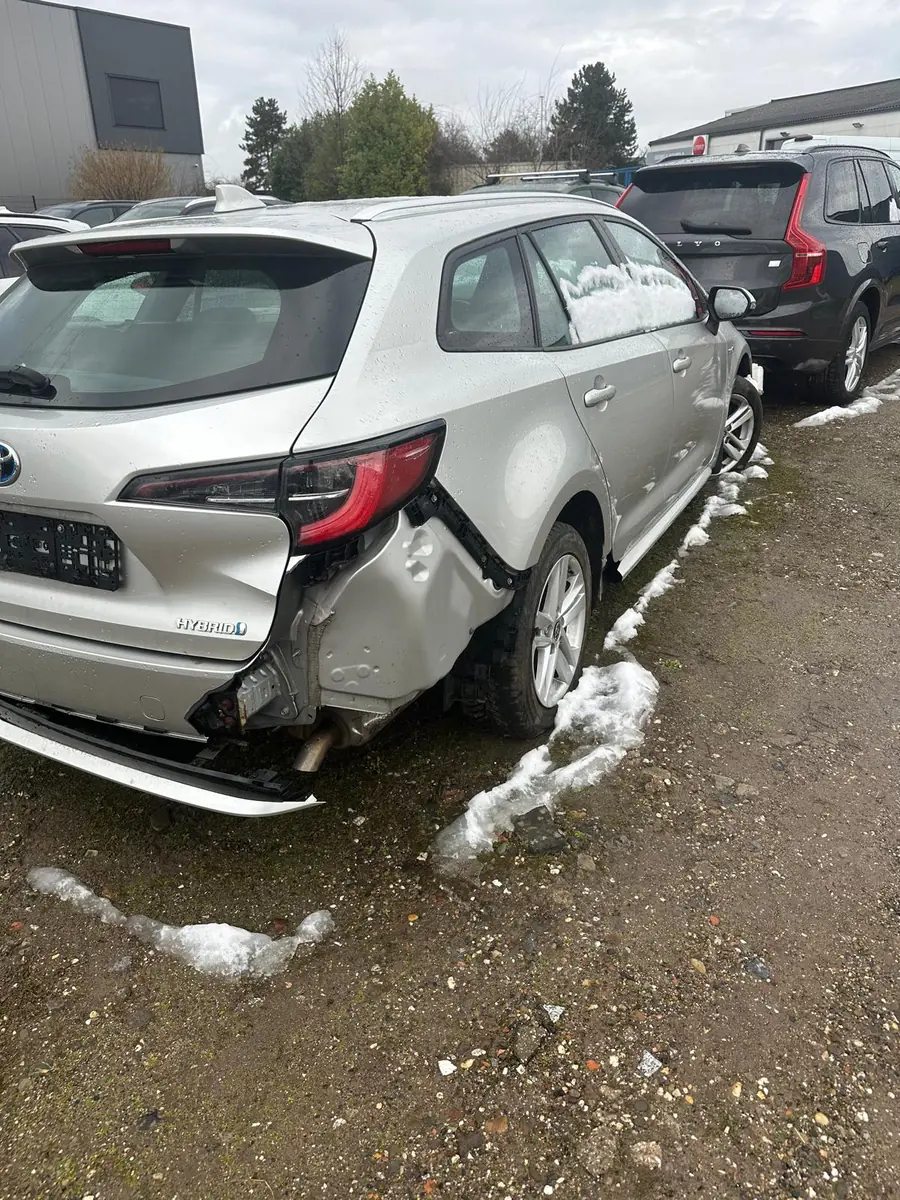 Silberner Toyota Corolla Kombi mit Heckschaden an Seitenwand und Stoßfänger