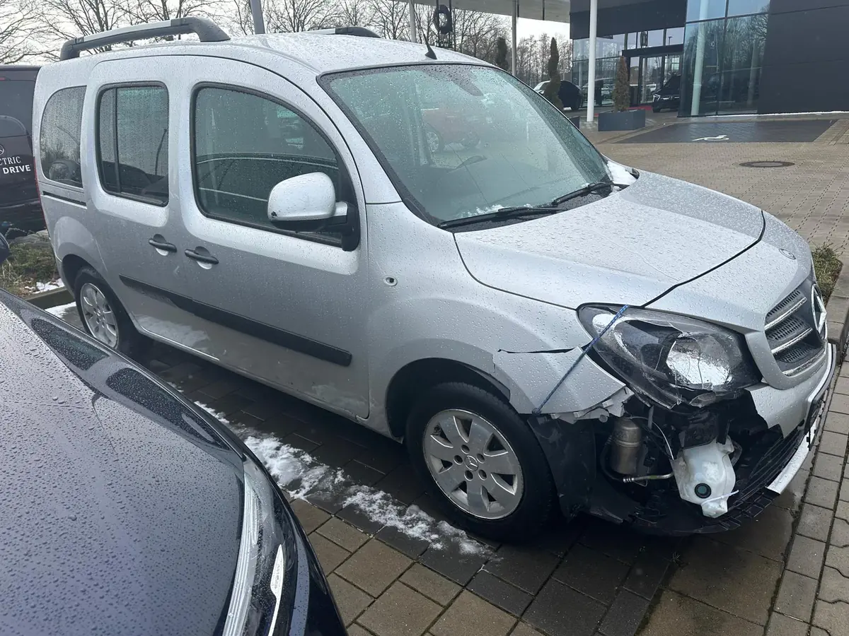Kastenwagen mit Frontschaden rechts an Stoßfänger, Scheinwerfer und Kotflügel