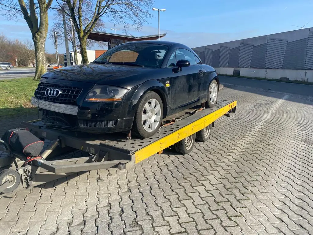 Schwarzer Audi TT auf unserem Autoanhänger bei der Abholung