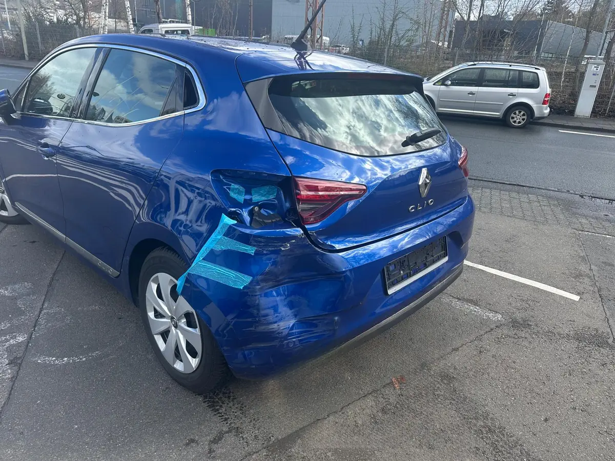 Blauer Renault Clio mit eingedrückter Seitenwand hinten links, Kennzeichen entfernt